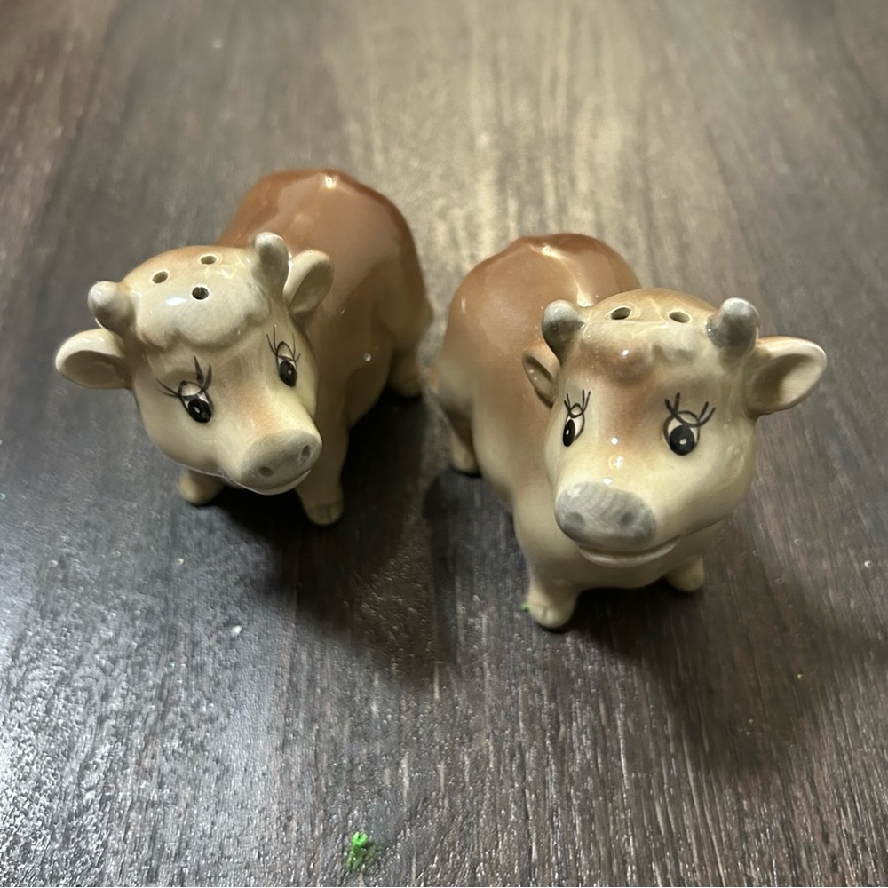 Adorable Ceramic Cow Salt and Pepper Shakers
